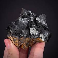 <ul><li><p>Attracted to magnet</p></li><li><p>Harder than glass</p></li><li><p>No cleavage</p></li><li><p>No streak</p></li><li><p>Dull, bit sparkly, black but rusts orange</p></li></ul><p></p>