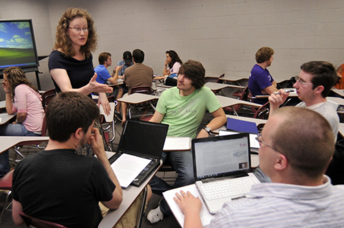 <p>Enseñar habilidades o conocimientos para hacer un trabajo.</p>