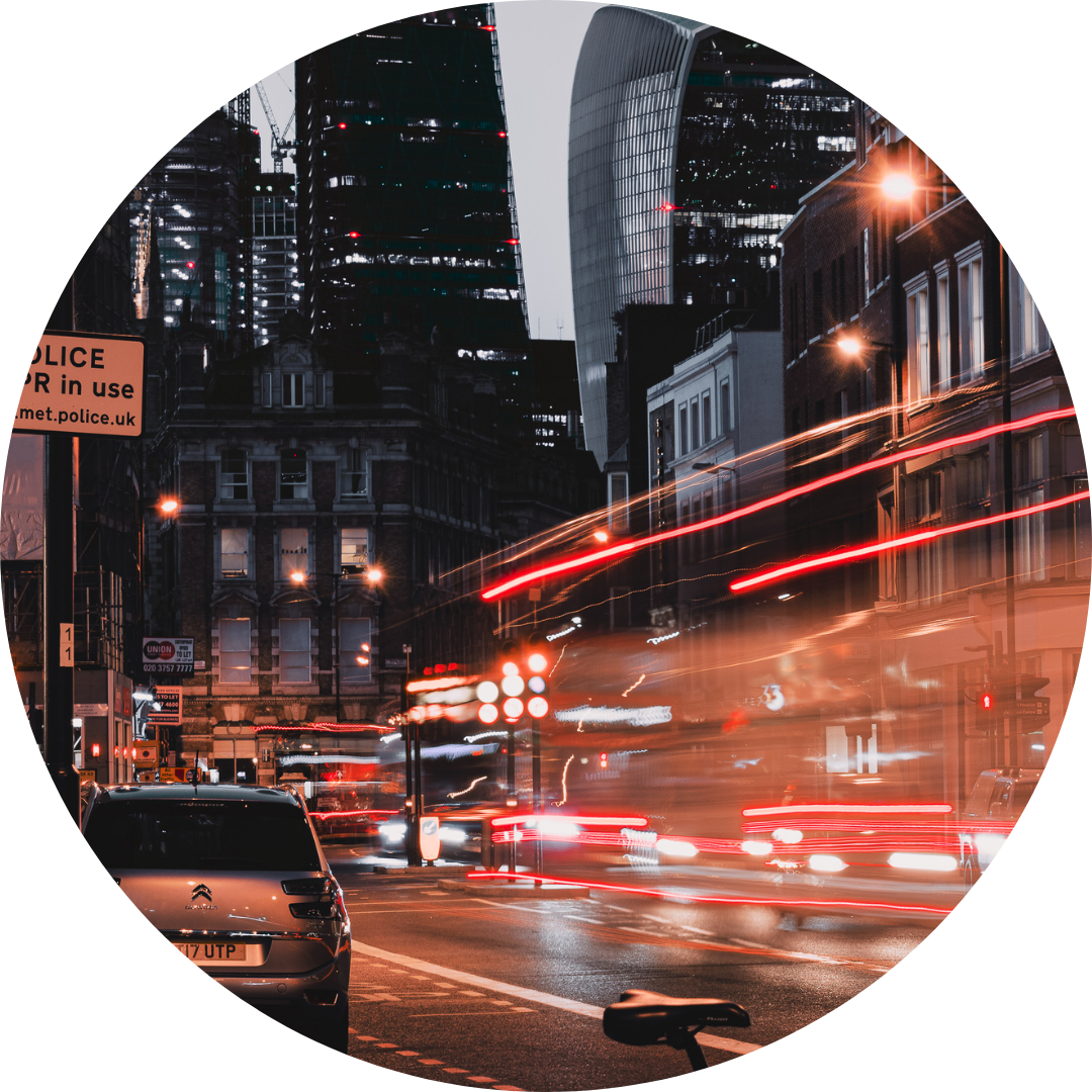 <p><strong><em>шум і метушня</em></strong><br><br>People are rushing around, caught up in the hustle and bustle of urban life.</p>