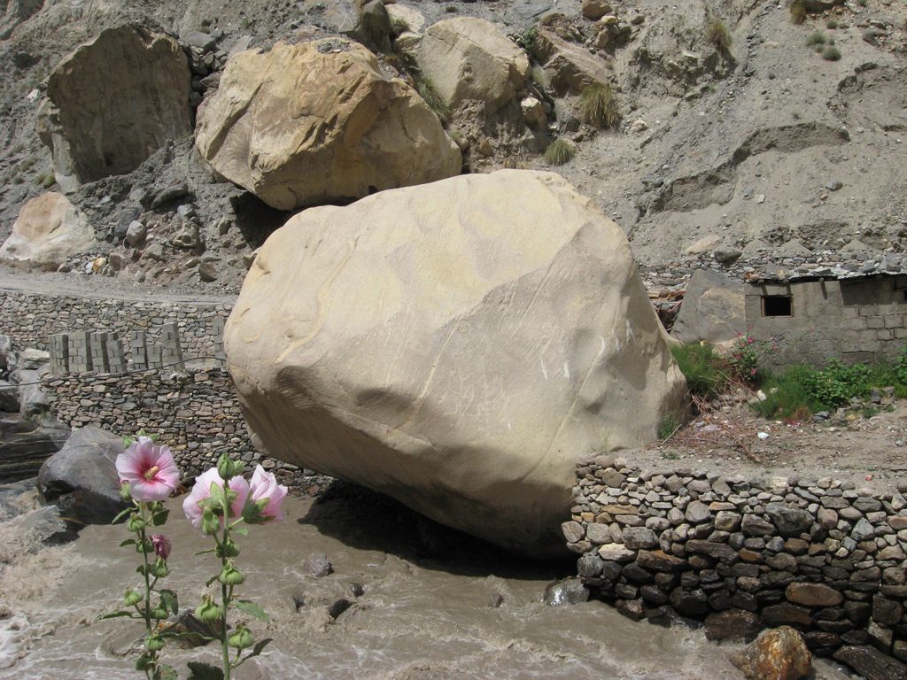 <p>večje skale, ki so jih ledeniki nosili tudi do več sto kilometrov daleč (balvani pri Trenti)</p>