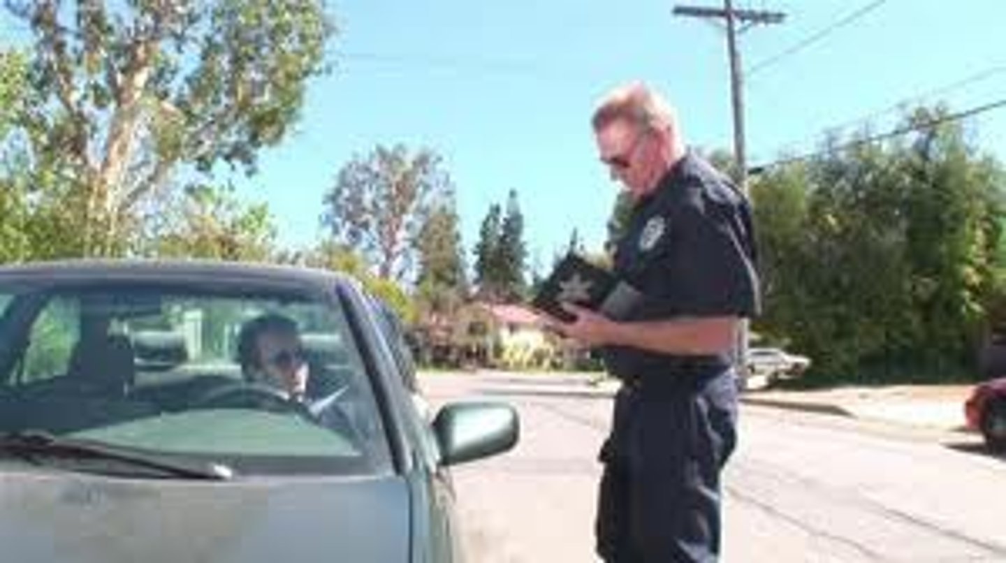 <p>/ˈdraɪvɪŋ əˈfensɪz/ - vi phạm giao thông - A record of any driving offences.</p>