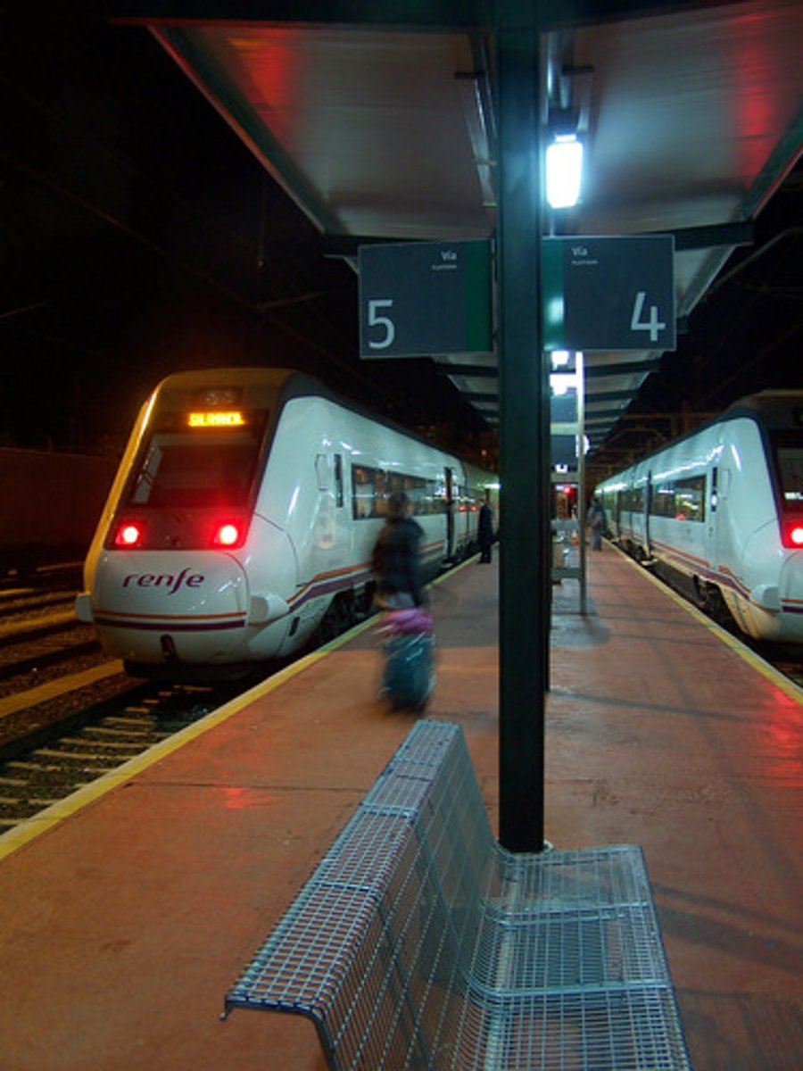 <p>acción de cambiar aviones o trenes durante un viaje</p>
