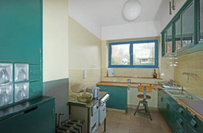 <p><span>Frankfurt Kitchen, Margarete Schütte-Lihotzky (Frankfurt, Germany, 1926)</span></p>