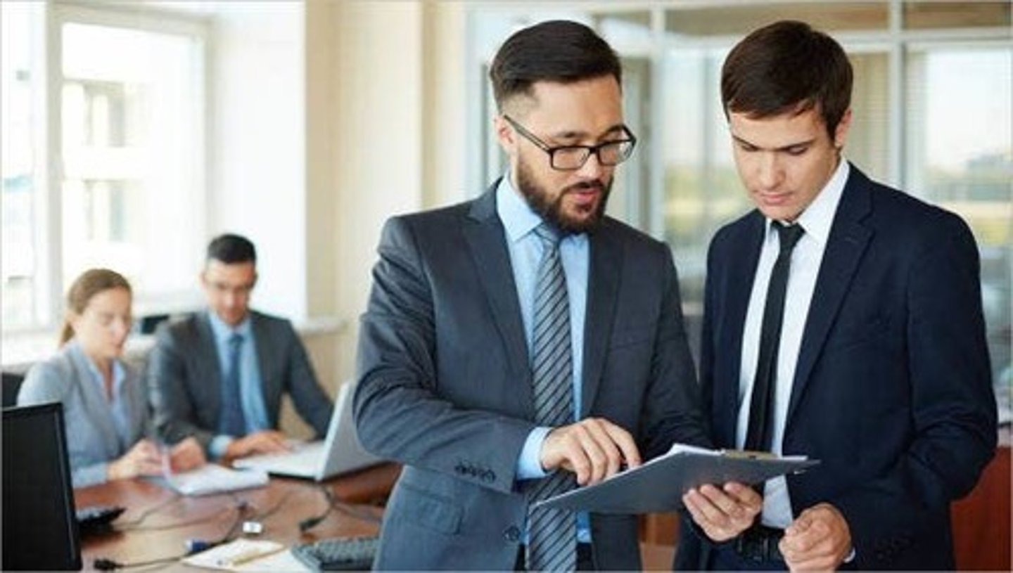 <p>someone whose job is to give advice about a subject: cố vấn</p>