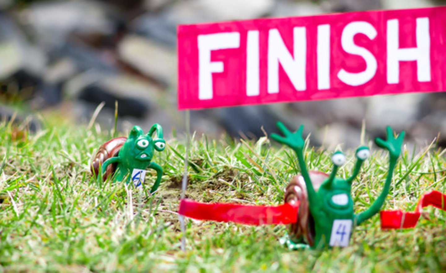 <p>pozostawać w tyle, być gorszym</p>