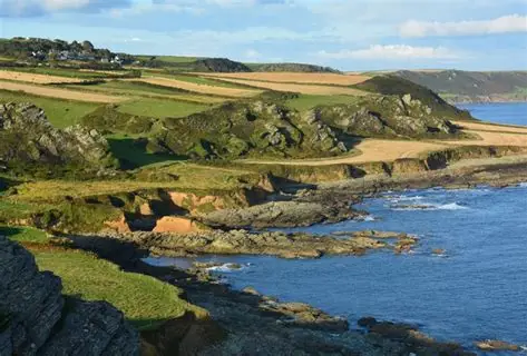 <p><span><span>Emergent coastline landform and where? what do the other features such as wave cut notches and caves show</span></span></p>