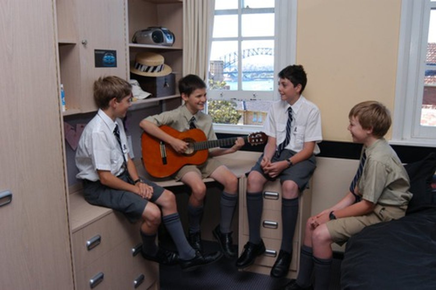 <p>trường nội trú</p>