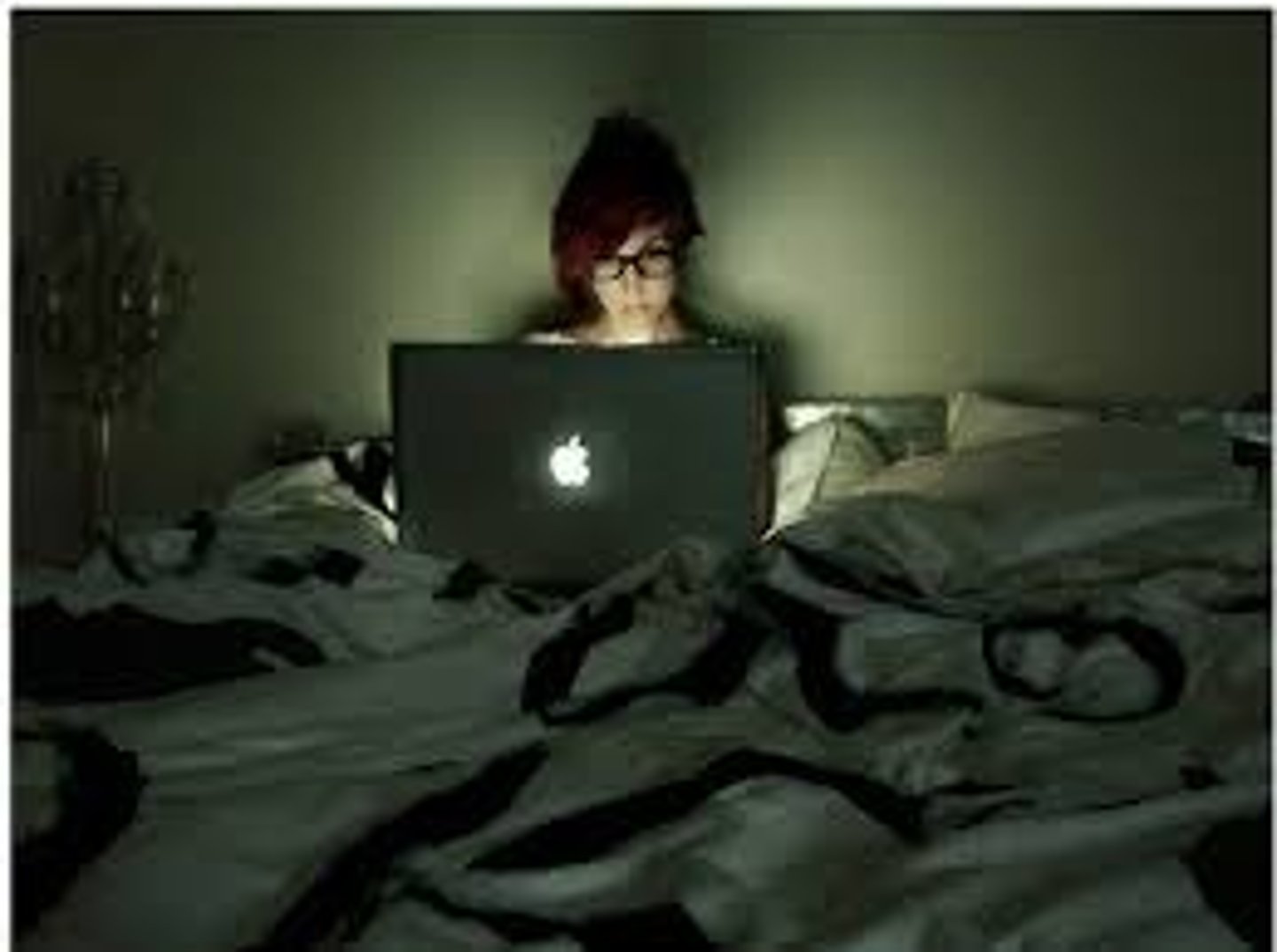 <p>stay up very late or all night ( áoyè )</p>