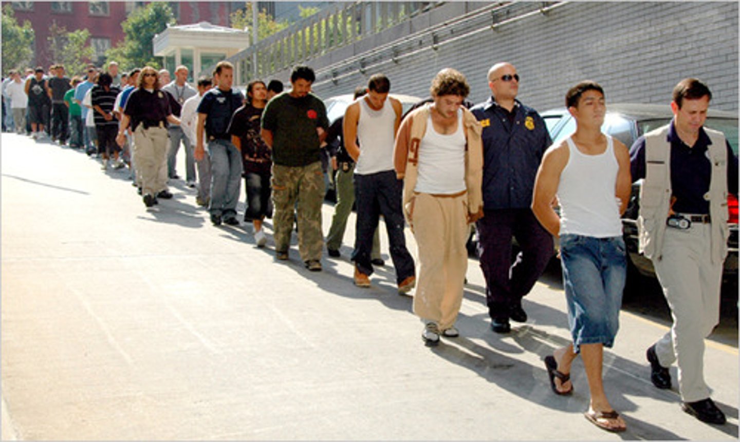 <p>An official order telling someone to leave a country; expulsion: trục xuất</p><p>ex: he refugees were deported back to their country of origin.</p>