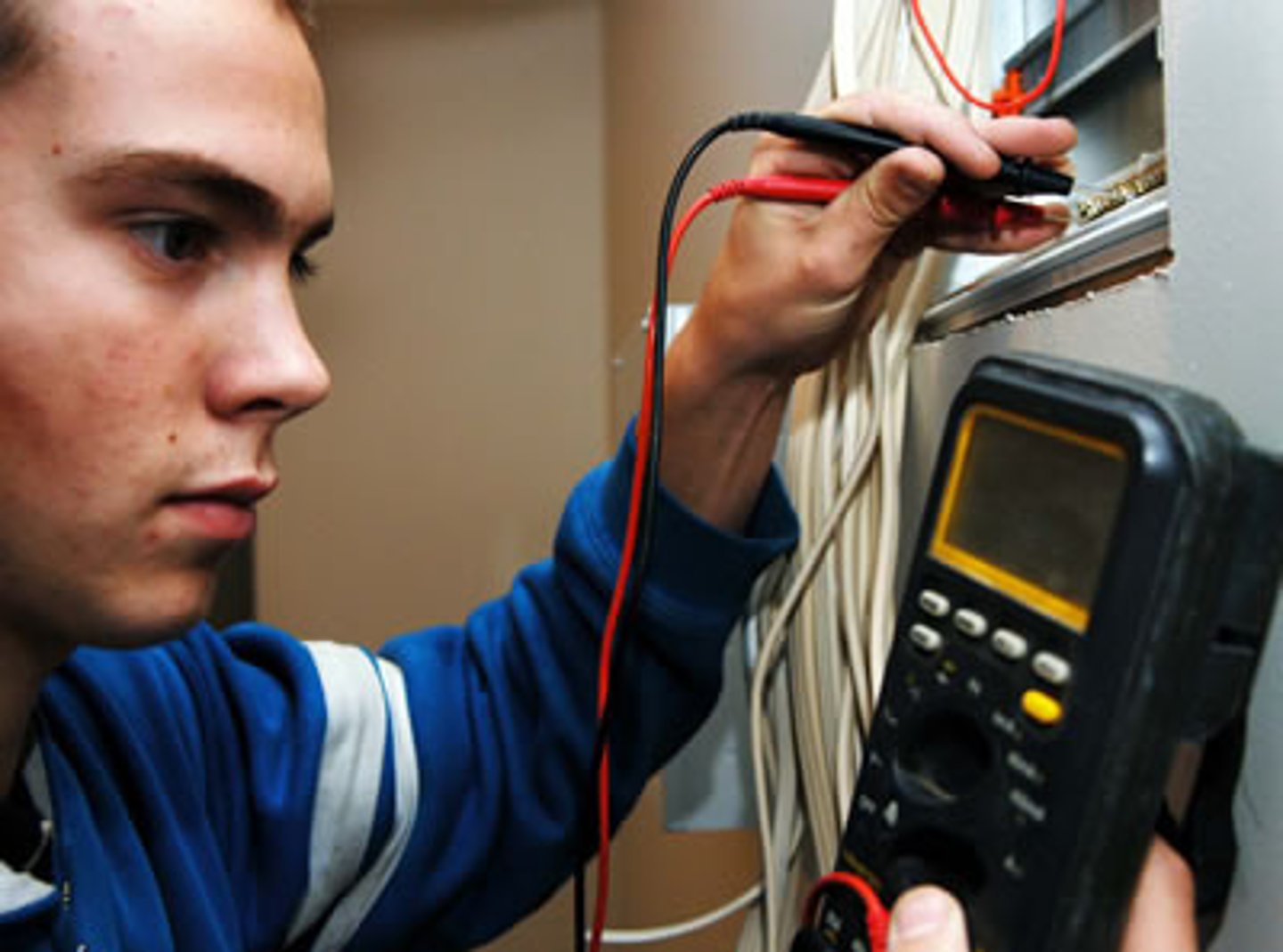 <p>/ɪˌlekˈtrɪʃ.ən/</p><p>a person who puts in, checks, and repairs electrical wires and electrical equipment</p><p>thợ điện</p>