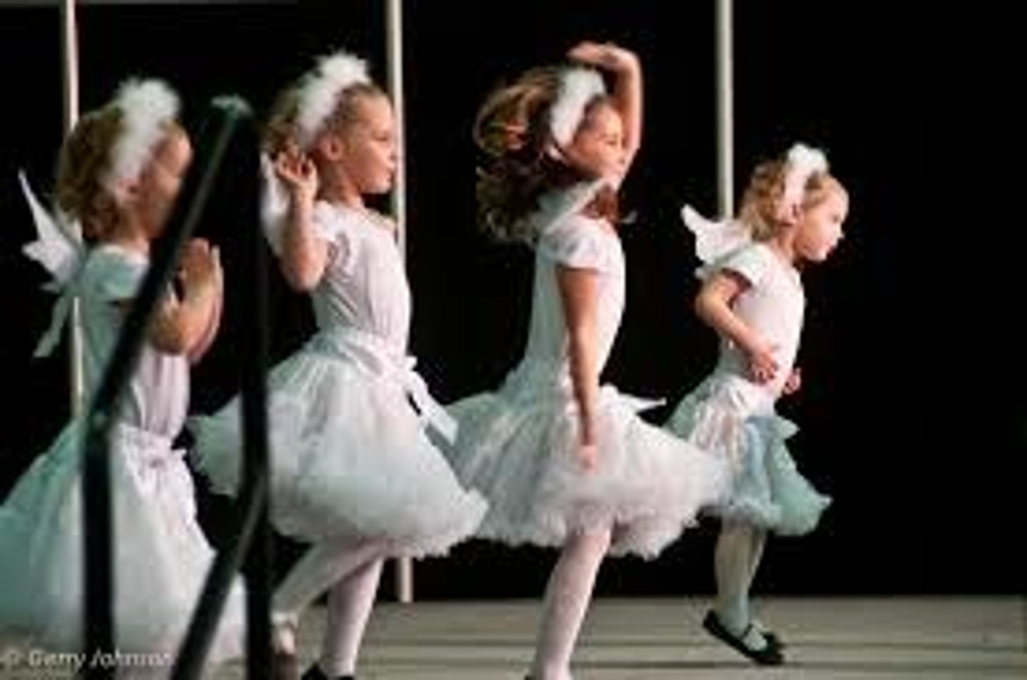 <p>to dance</p>