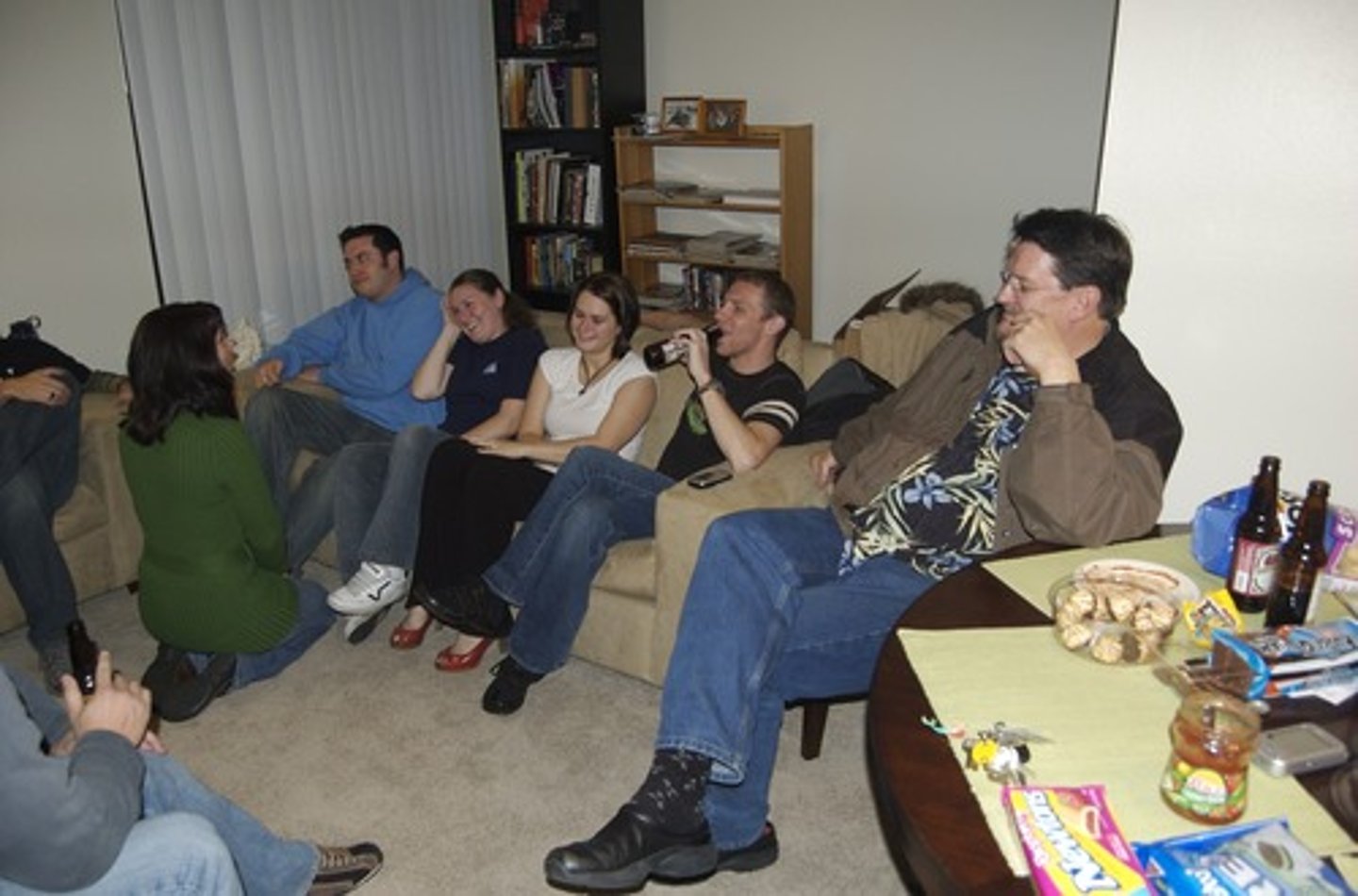 <p>to meet socially or start a romantic relationship (neutral)</p><p>A group of old friends decided to ~ for dinner after many years apart.</p><p>They first ~ at university and have been happily married ever since.</p>