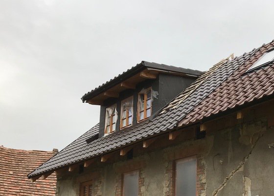 <p>malé střešní okno</p>