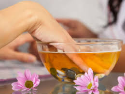 <p>Describe a OIL manicure?</p>