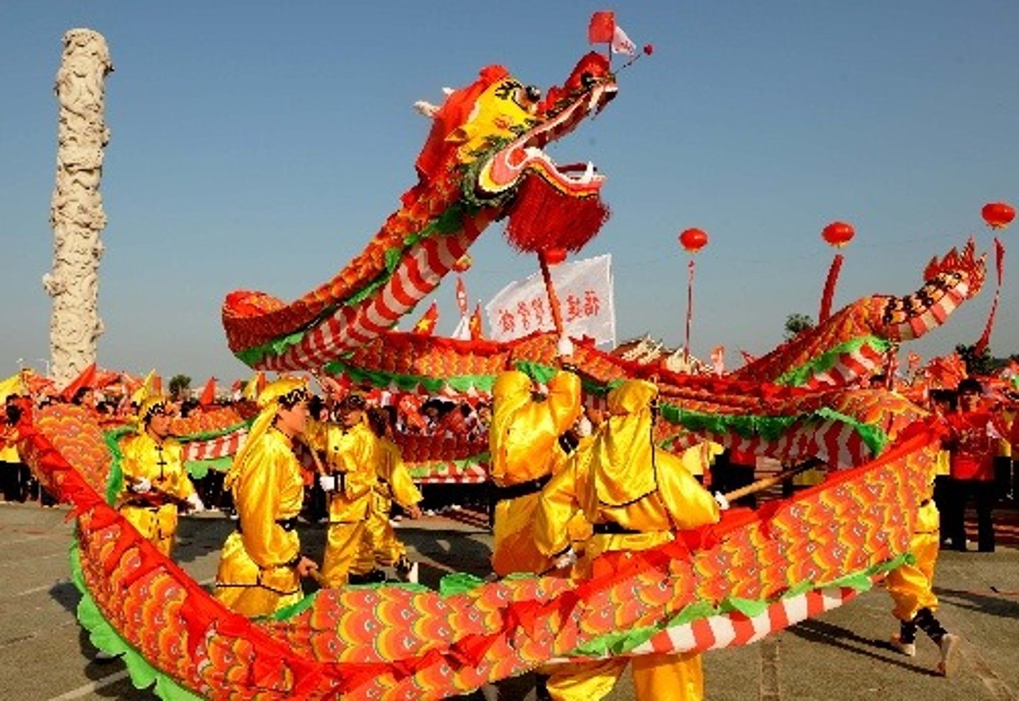 <p>wǔ lóng wǔ shī</p><p>dragon and lion parade</p>