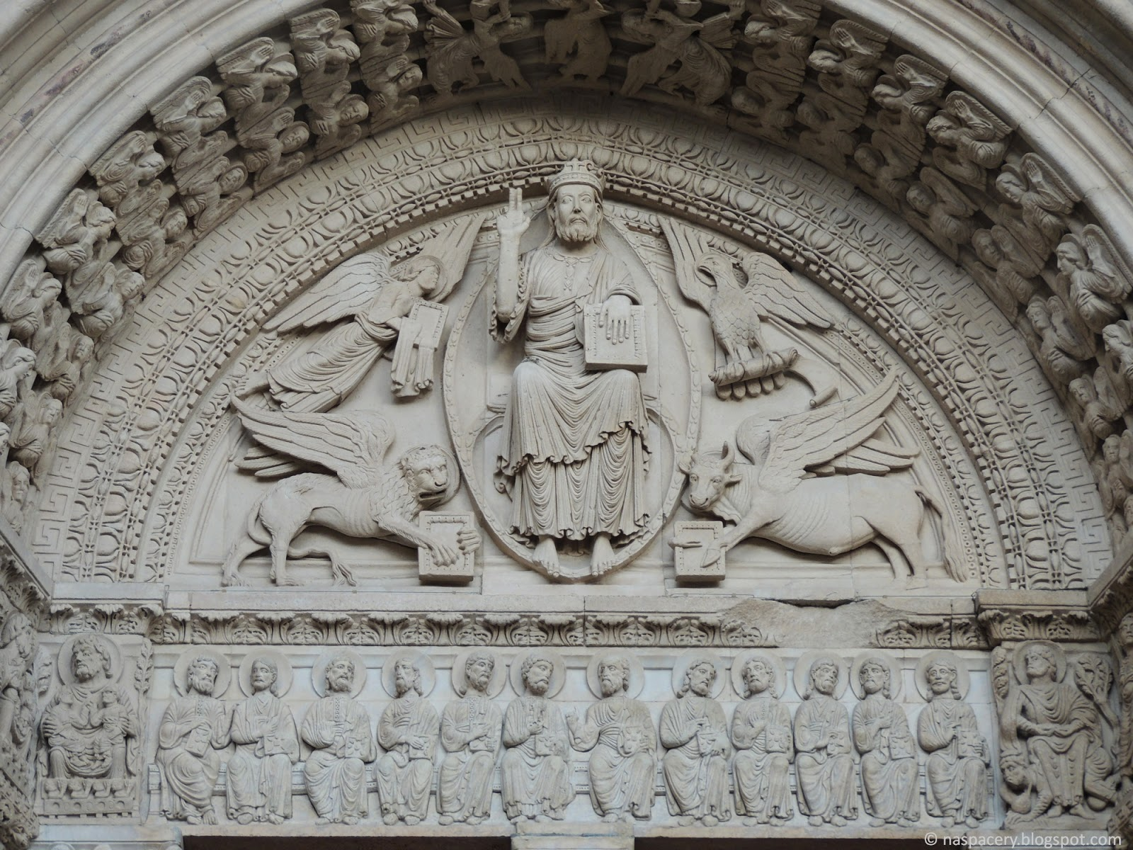 <p><span>Chrystus na majestacie, przedstawienie tronującego </span>Jezusa<span>, zwykle w </span>mandorli<span>, w otoczeniu symboli ewangelistów.</span></p>