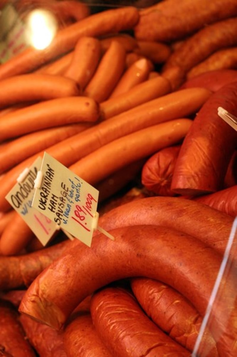 <p><span>a word which is slang for sausage</span></p><p>• IELTS EX: Bangers and mash is a traditional British dish.</p>