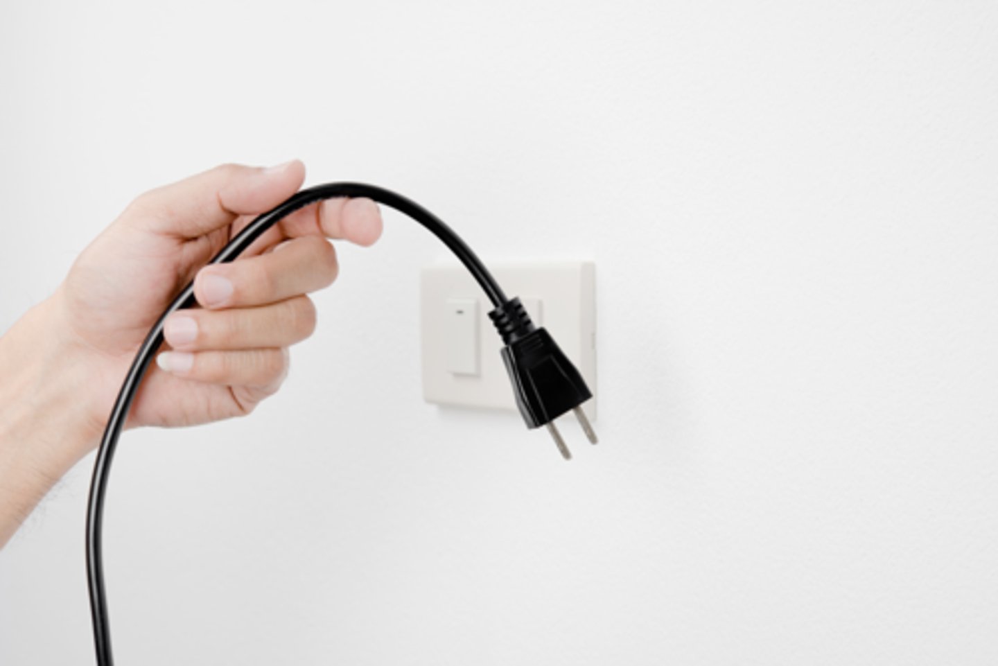 <p>to unplug (a computer, phone charger)</p>