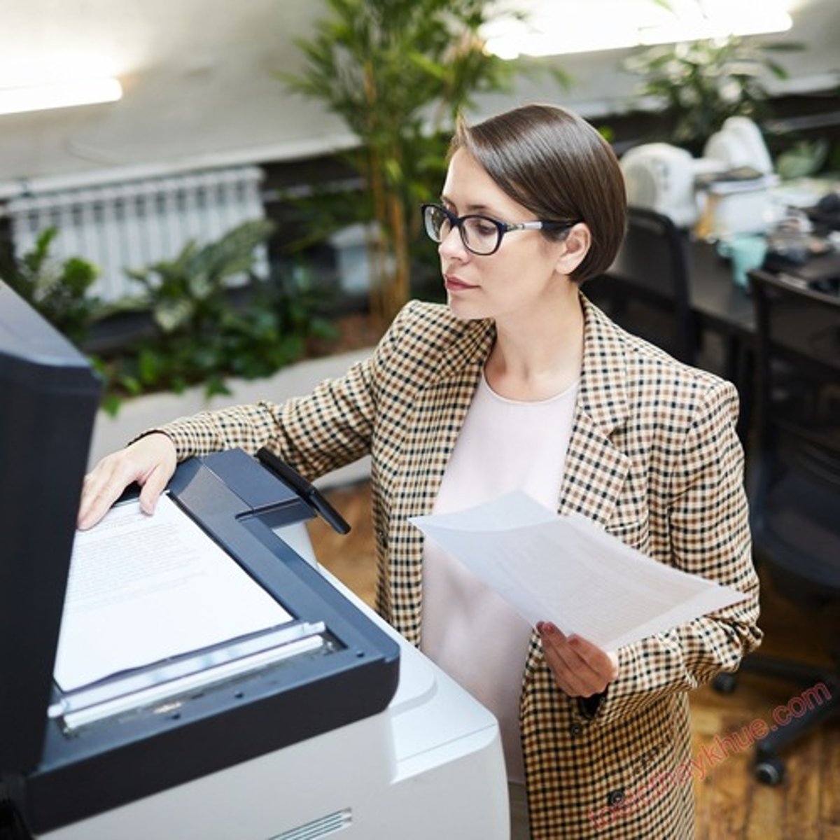 <p>Trợ lý chuẩn bị tài liệu.</p>