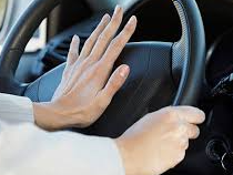 <p>must be in good working order, audible from 200 feet and identifiable as a motor vehicle horn</p>