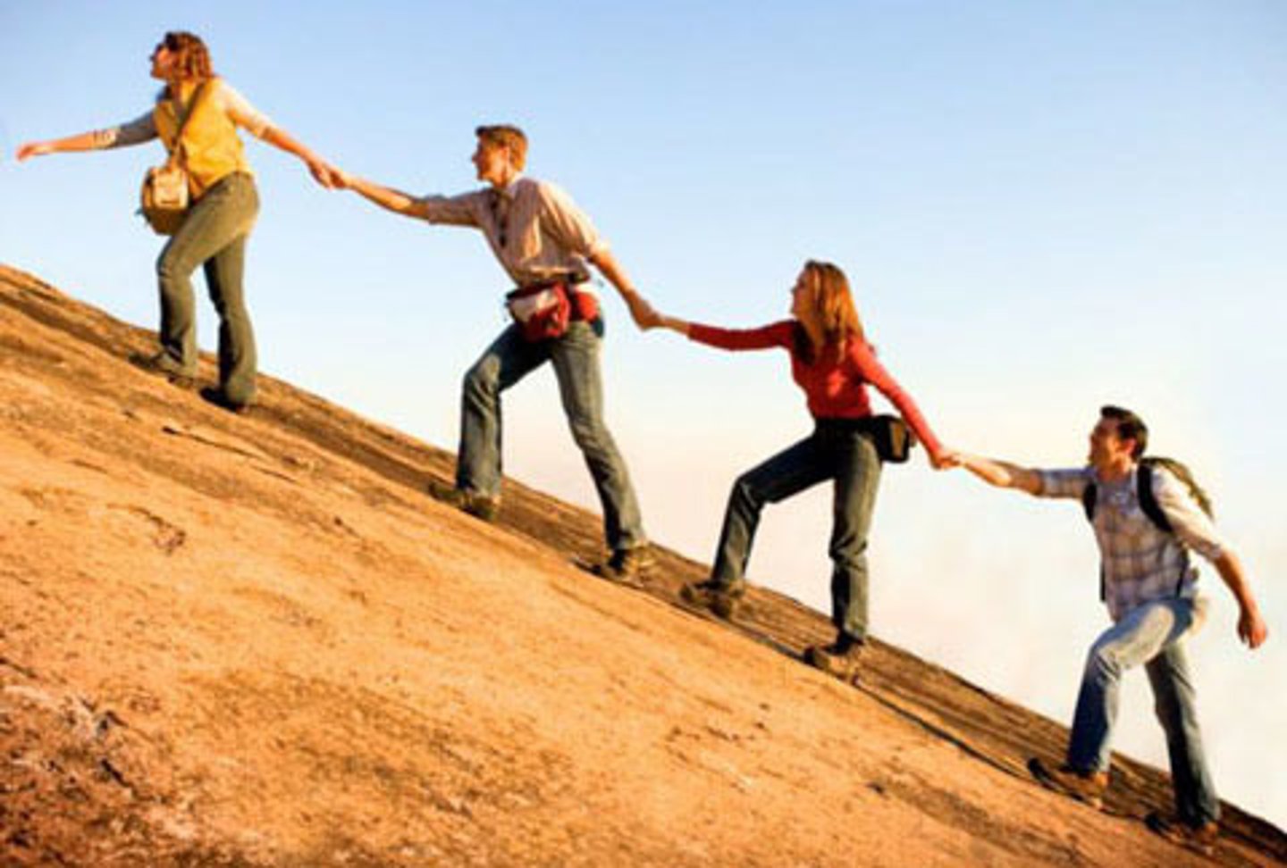 <p>to help (each other when reflexive)</p>