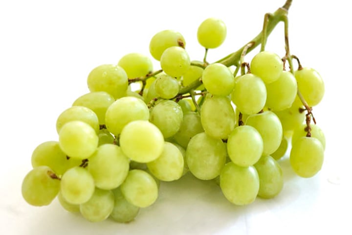 <p>grapes (masc.; collective noun)</p>