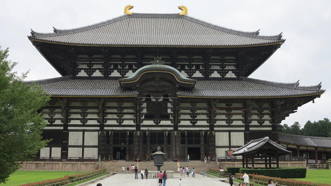 Artist/culture: various artists, sculptors Unkei and Kei Kei, Kei School
Date: 743 CE, rebuilt 1700
Medium: bronze, wood (sculpture), wood with ceramic tile roofing (architecture)
Location: Nara, Japan