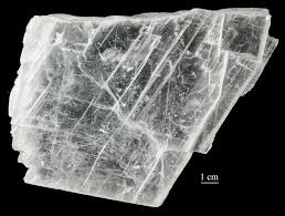 <p>Muy blando (dureza 2), puede ser rayado con la uña. Exfoliación perfecta en una dirección (se separa en láminas). Variedades comunes: Selenita (transparente), Alabastro (masivo, grano fino), Satinita (fibroso, brillo sedoso).</p>