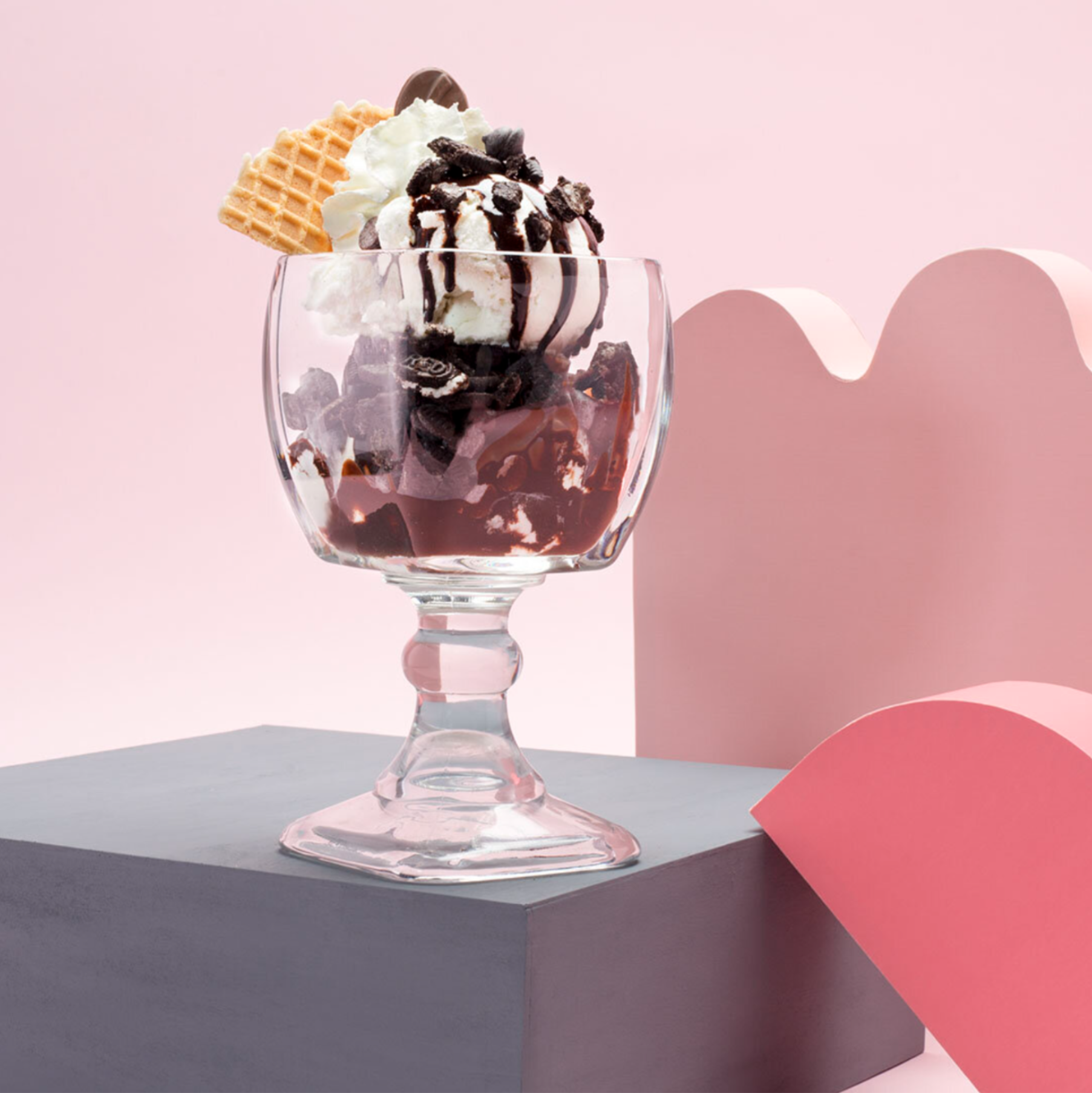 <p></p><ul><li><p>Honey Vanilla ice cream</p></li></ul><ul><li><p>Oreo</p></li><li><p>Milk chocolate buttons</p></li><li><p>Dark chocolate sauce</p></li><li><p>Vanilla whip cream</p></li></ul><p></p>