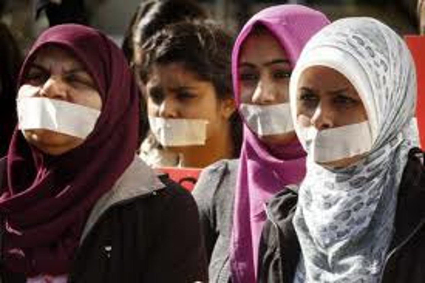 <p>v /rɪˈpres/ kiềm nén</p><p>The word curtail in paragraph 3 is OPPOSITE in meaning to repress. (Không có ví dụ trực tiếp trong bài, nên tự tạo gần ngữ cảnh về hạn chế tự do trên mạng xã hội: However, critics maintain that such restrictions may constitute governmental overreach, potentially curtail personal freedoms rather than repress them entirely.)</p><p>Từ curtail trong đoạn 3 có nghĩa TRÁI NGHĨA với repress. (Không có ví dụ trực tiếp trong bài, nên tự tạo gần ngữ cảnh: Tuy nhiên, các nhà phê bình cho rằng những hạn chế như vậy có thể cấu thành lạm quyền chính phủ, có thể hạn chế tự do cá nhân thay vì kìm nén chúng hoàn toàn.</p>