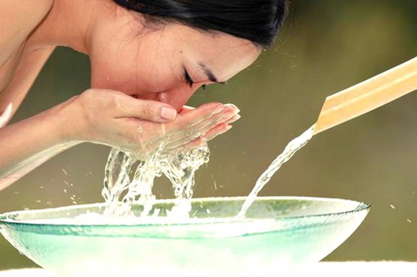 <p>to wash one's face</p>