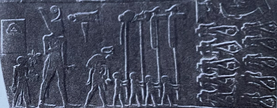 <p>What is King Narmer inspecting on the right palette? </p>