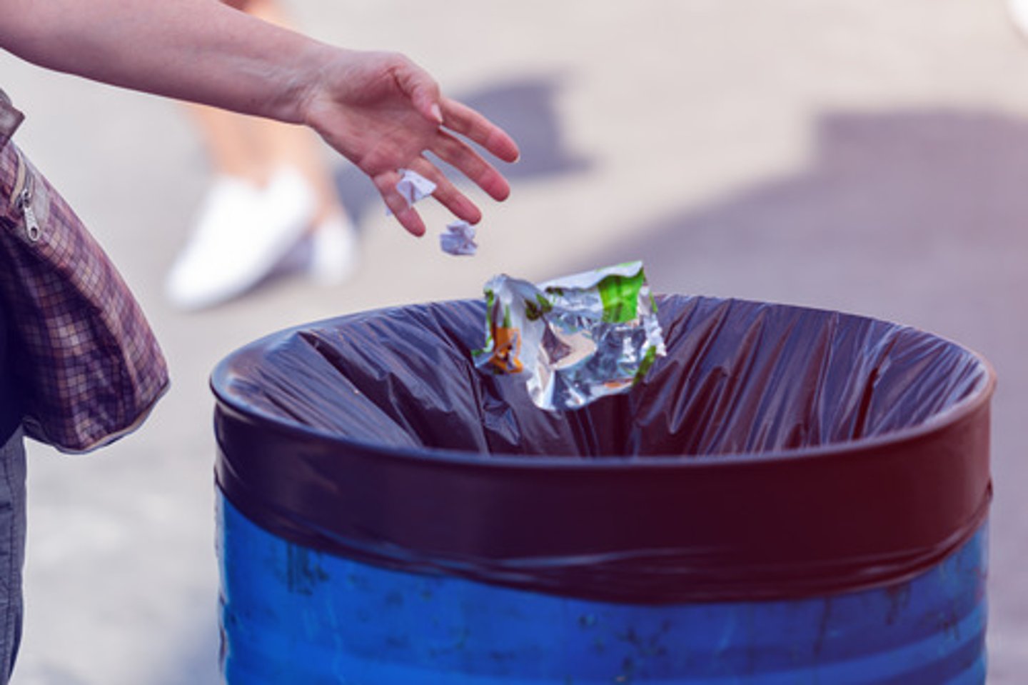 <p>vứt đi (Don't throw away plastic bottles, they can be recycled.)</p>