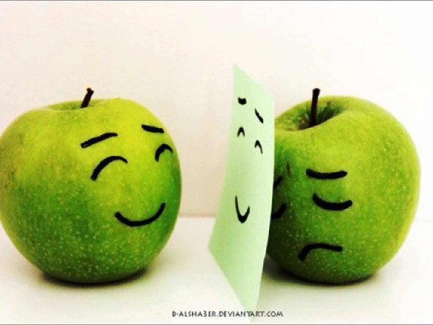 <p>simular; presentar como cierto o real lo que es imaginario o irreal</p>