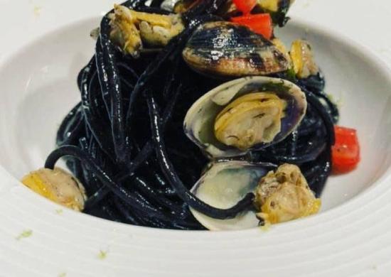 \
Spaghetti al Nero di Seppia con Frutti di Mare