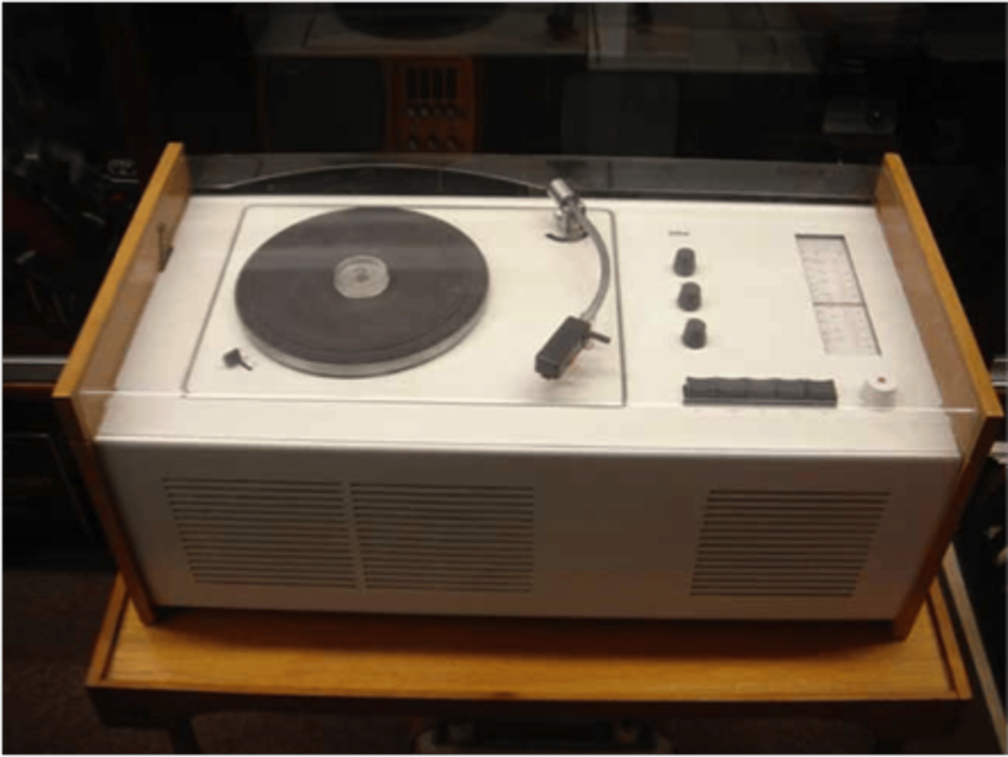 <p>You can see the phonograph so no anxiety</p>
