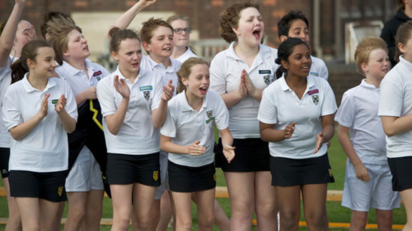 <p>(adj) mang tính khích lệ</p>