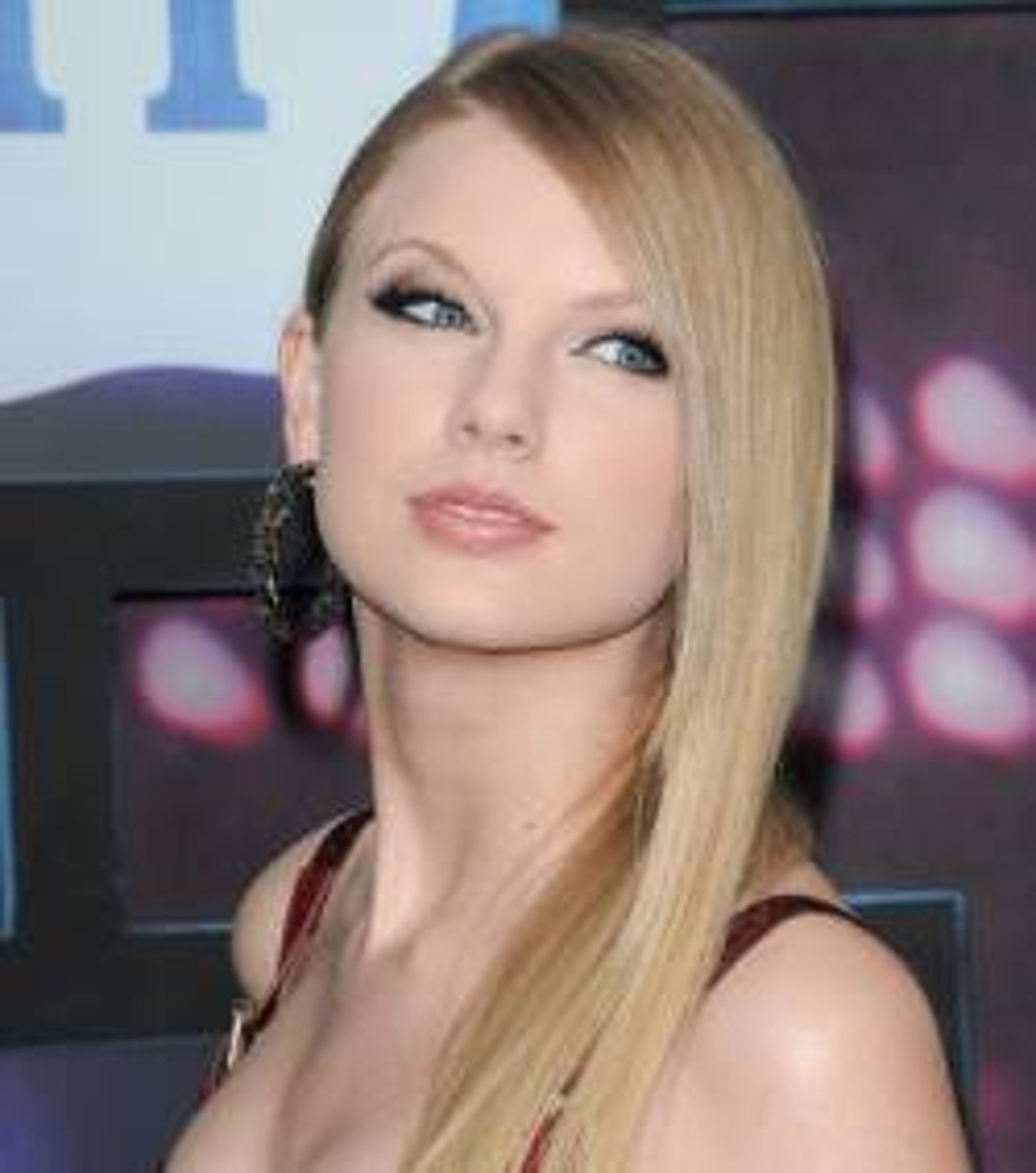 <p>Her hair is ___</p>