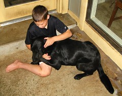 Il y a _____ touchante entre cet enfant et son chien!