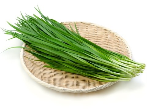 very narrow, long, and green in color. They have white bottoms and an even narrower green tip. When cut, they are hollow in the middle as if they form an O.
