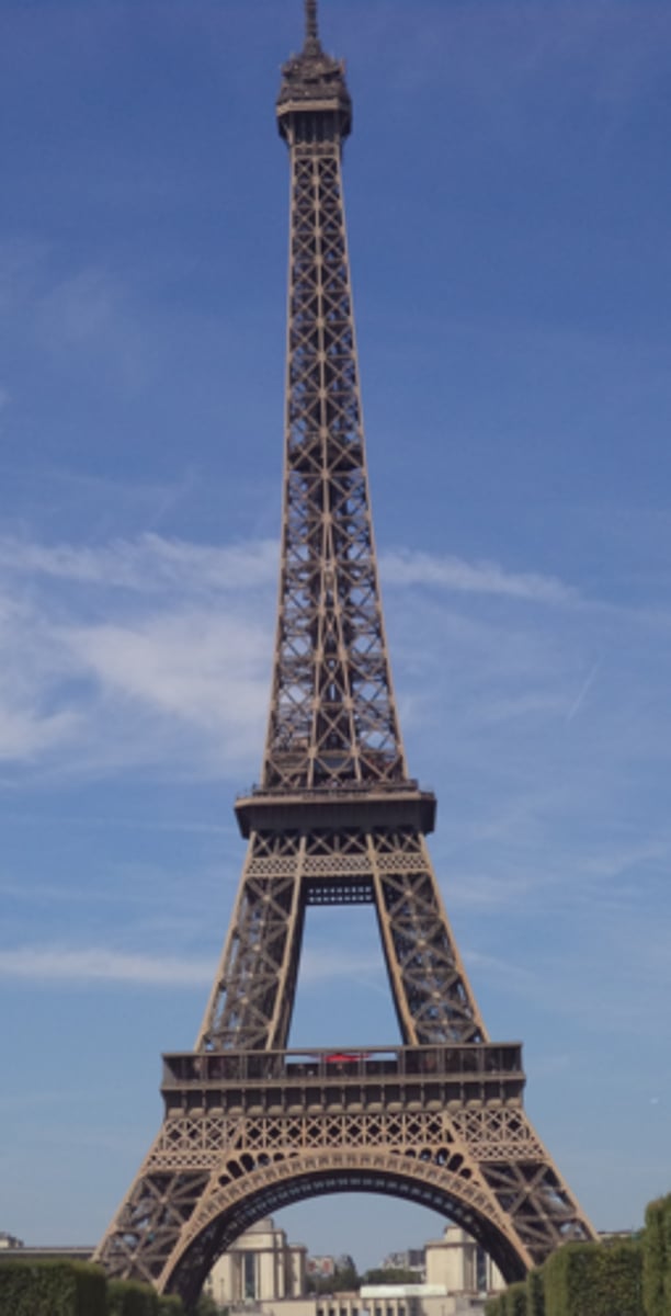 <p>COMO É A TORRE EIFFEL? ELA É MUITO ALTA E IMPONENTE.</p>