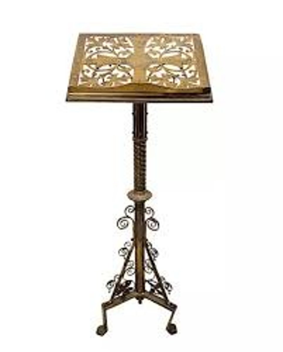 <p>un lutrin (lectern)</p>