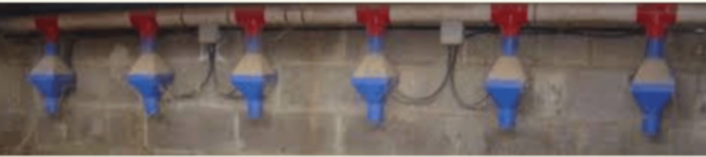 <p>ventajas:</p><p>- simple, ↓ coste</p><p>- menos superficie (no es necesario tanto espacio)</p><p>- económico, porque se desperdicie menos</p><p>- menos agresiones</p><p>inconvenientes:</p><p>- difícil de controlar la ingesta</p><p>- algo de competencia entre cerdas</p><p>- necesario grupos pequeños</p>