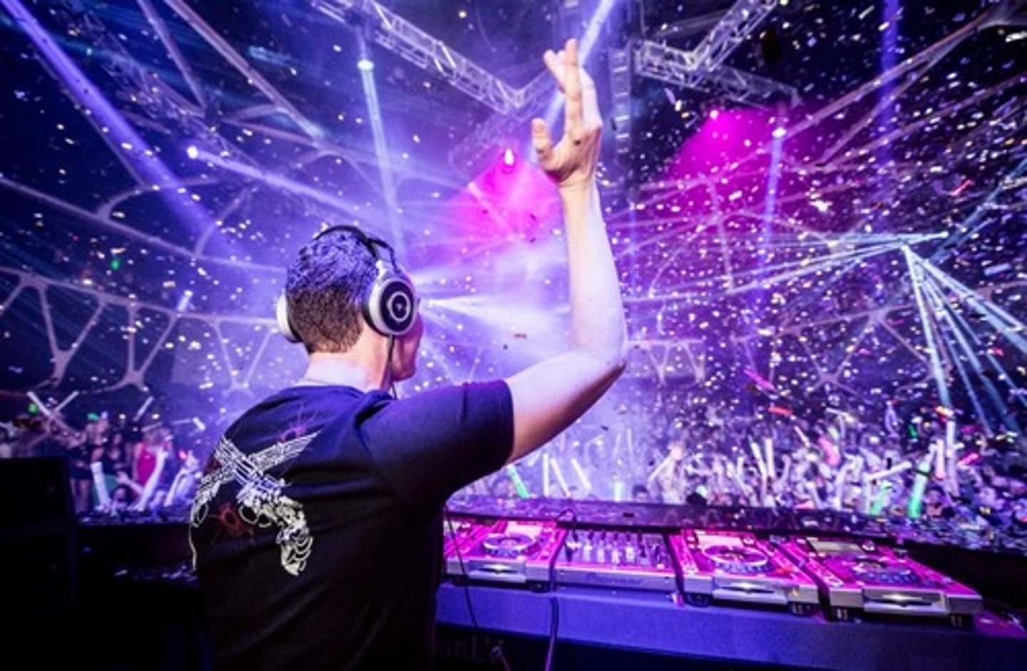 <p>- stimulants &amp; psychoactive stimulants</p><p>- stimulant fx: Excitation (euphoria), uninhibited behavior (cocaine, Crystal Meth)</p><p>- psychoactive stimulant fx: altered reality (eg. hallucinations) (Ecstasy, LSD)</p>