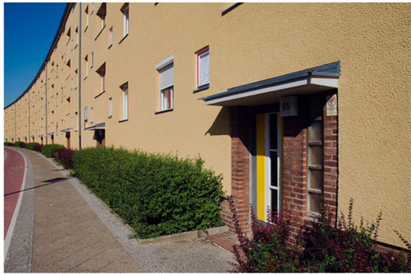 <p>DEUROPENINGEN</p><p>- lampjes + verharding vr deur + afdak + daglicht in inkomhal</p><p>- gewaagde kleuren onderscheid de ingang</p>