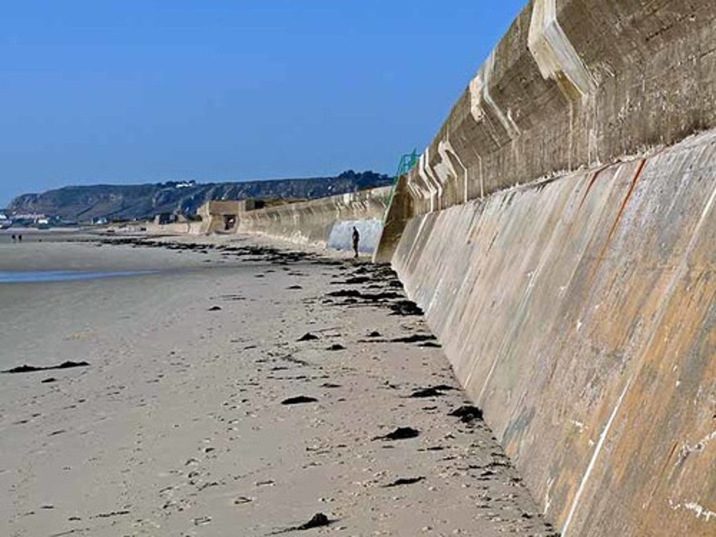 <p>Highest level of protection in the short term</p><p>Lifespan of up to 50 years</p><p>Effectively prevents erosion in the local area *</p><p>Often has a walkway /promenade for people to walk along *</p><p>Eg Swansea Bay, S Wales</p>