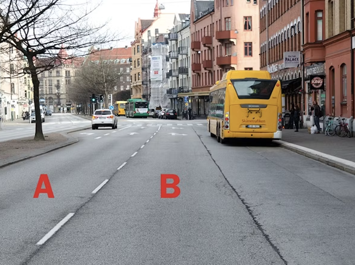 <p><span>Bussföraren har gett tecken till vänster och tänker lämna hållplatsen. Vad gäller för fordon ute på gatan?</span></p>