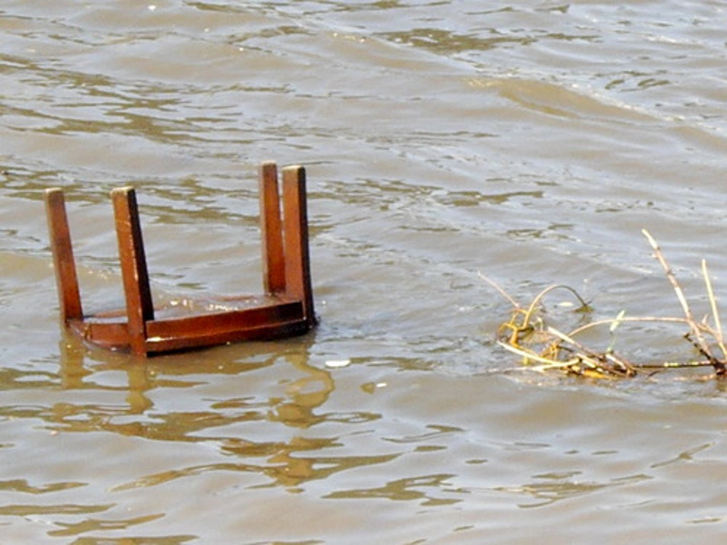 <p>(n.) Floating debris; homeless, impoverished people.</p><p>(SYN: floating wreckage)</p>