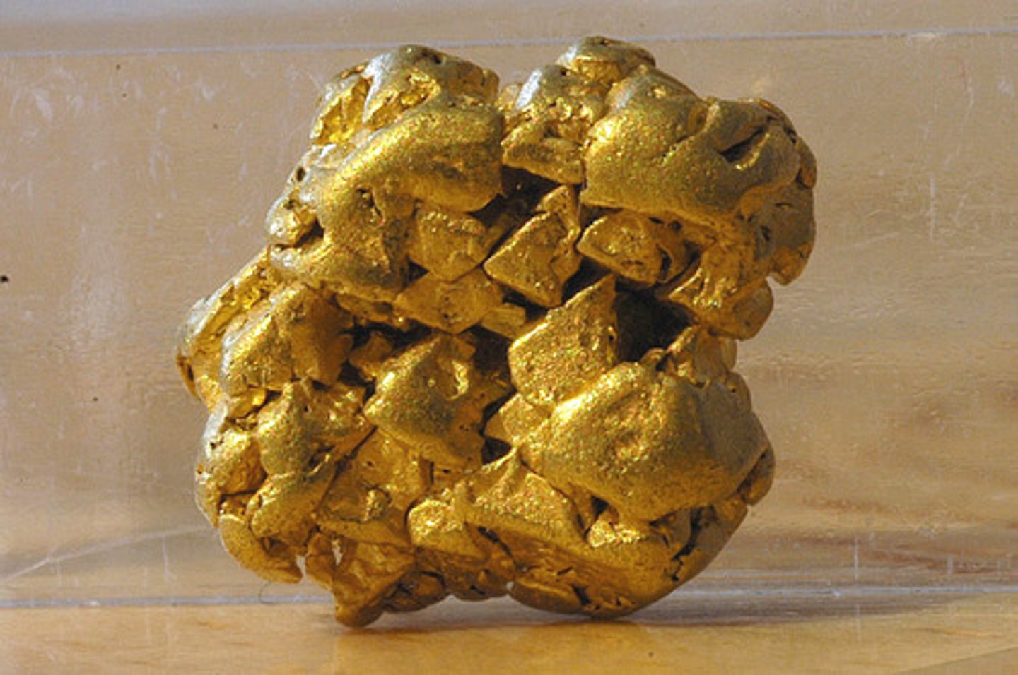 <p>Native element family mineral</p>