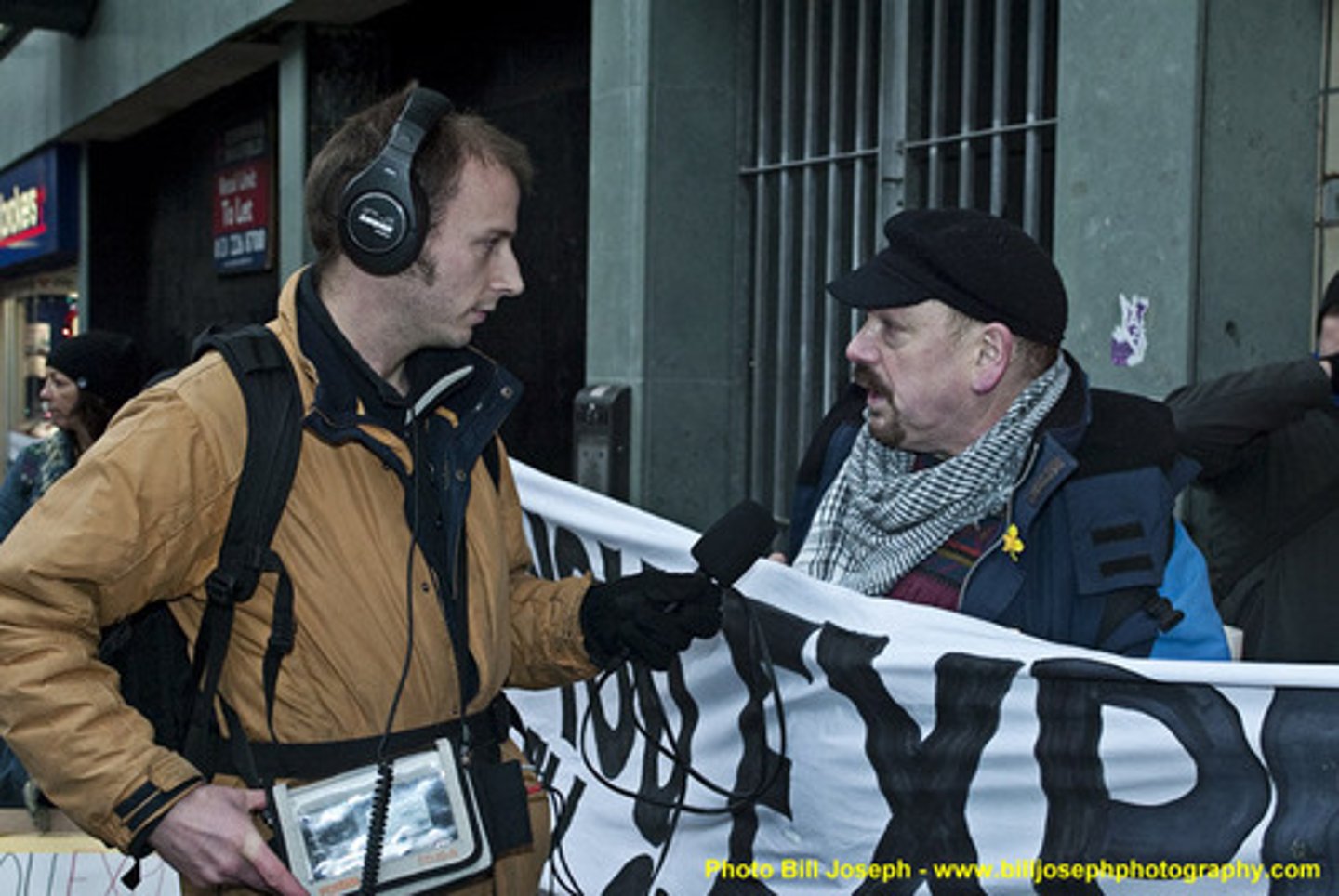 <p>a journalist (male)</p>